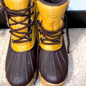 I am selling my one fila boots